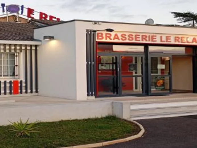 Brasserie Le Relax et enseigne de l'hôtel